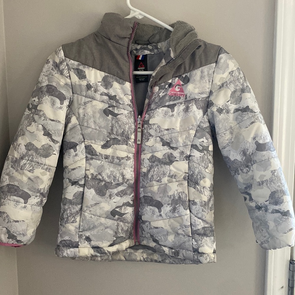Gerry brand girls size 7/8 winter jacket. Grey and white camo pattern